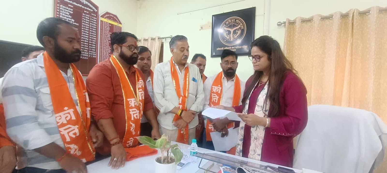 वार्डों में गंदगी और अंधेरा होने पर क्रांतिसेना ने किया प्रदर्शन