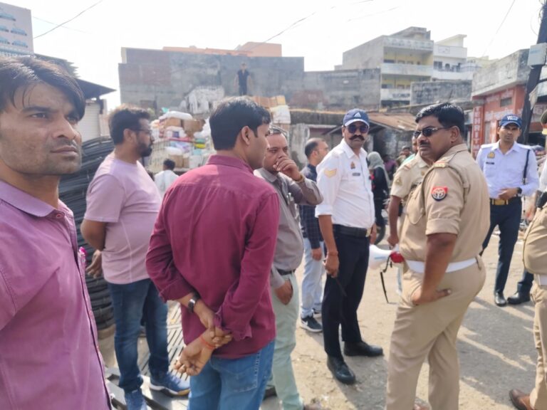अतिक्रमण अभियान का कुछ दुकानदारों ने किया विरोध, ट्रैफिक पुलिस से झडप