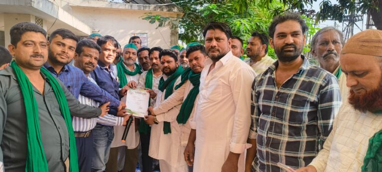 जेई के भ्रष्टाचार पर भडके किसान, किया धरना प्रदर्शन