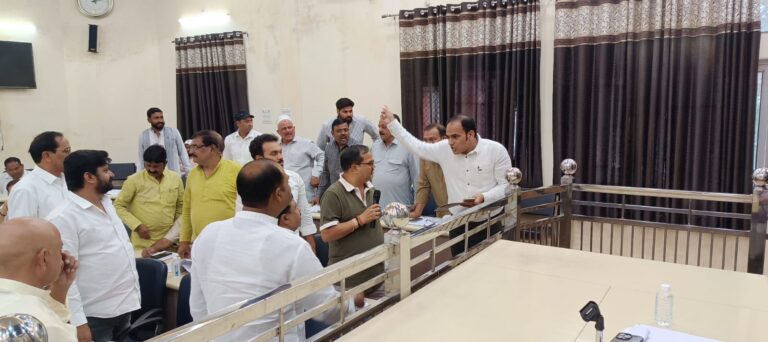 नगर स्वास्थ्य अधिकारी पर भडके सभासद, कार्रवाई की मांग