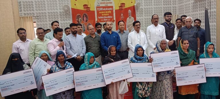 उज्ज्वला लाभार्थियों को निःशुल्क गैस सिलेण्डर रिफिल की सब्सिडी का वितरण किया