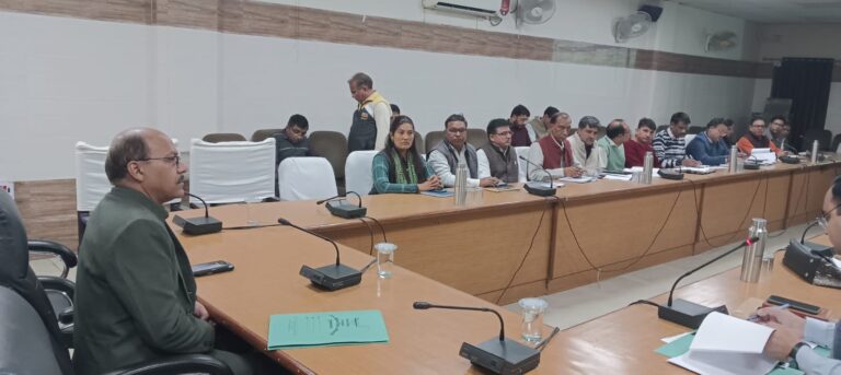 विद्यालयों में शतप्रतिशत हो बच्चों की उपस्थिति, ठीक से कराए पढाई: डीएम