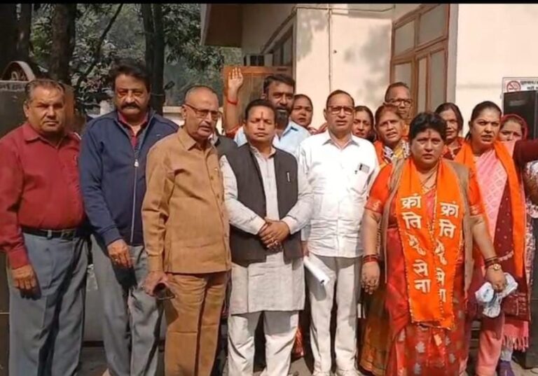 क्रांति सेना महिला मोर्चा ने पालिका पर लगाए भ्रष्टाचार व कम्पनी बाग में पेड काटने का आरोप