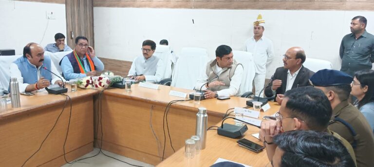 प्रभारी मंत्री ने पावर कारपोरेशन के अधिकारियों को लगाई फटकार, तीन अधिकारियों से मांगा स्पष्टीकरण