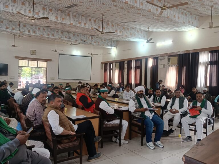 समितियों के द्वारा अधिक ब्याज वसूलने पर किसान दिवस में हंगामा