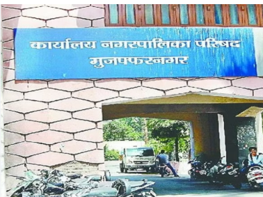 घटिया सामग्री का आरोप लगाते हुए किया हंगामा, रूकवाया सड़क निर्माण