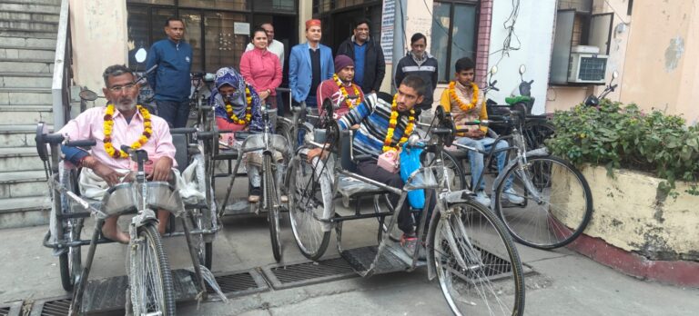 विकास भवन में पांच दिव्यांगजनों को ट्राईसाइकिल का वितरण