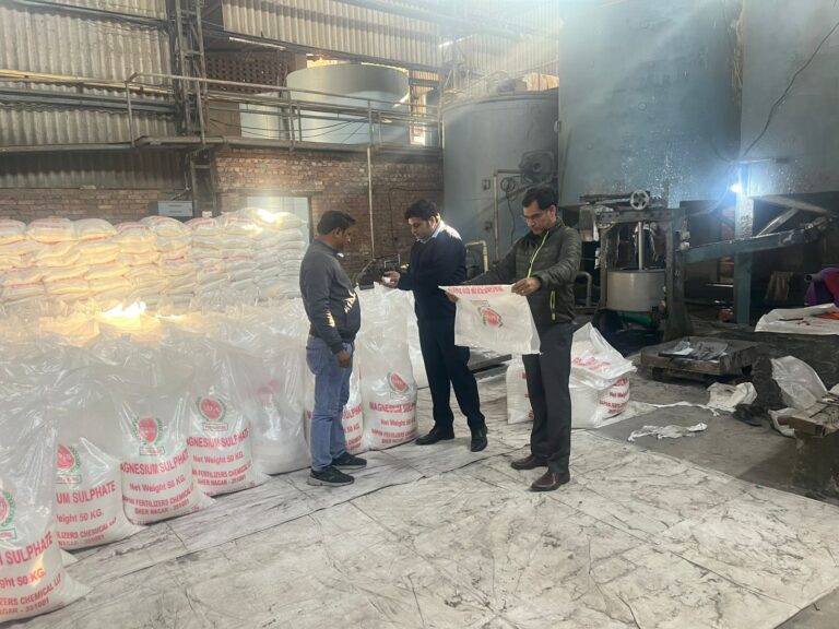 कृषि विभाग की 30 स्थानों पर छापेमारी और 18 नमूने उर्वरक के लिए