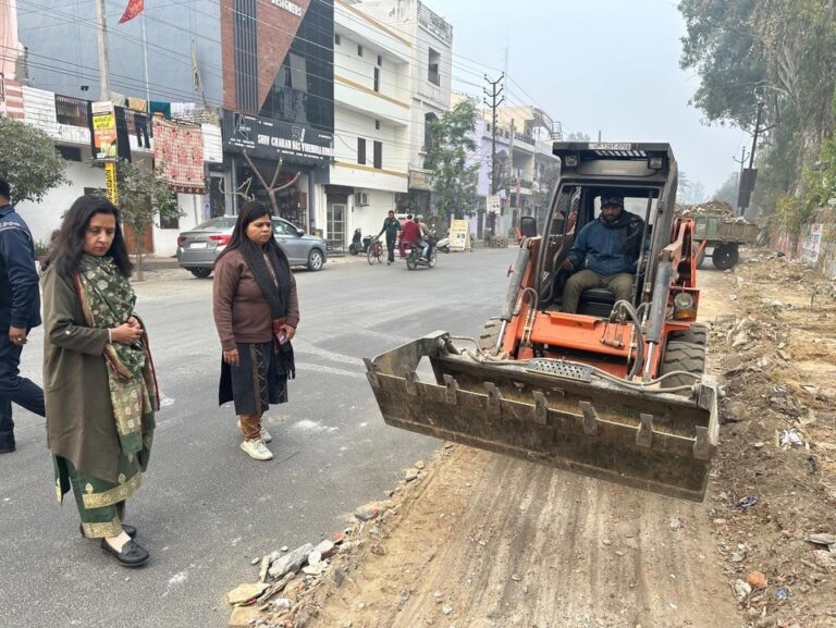 रजवाहा रोड पर चेयरपर्सन को मिली गंदगी, जताई कडी नाराजगी