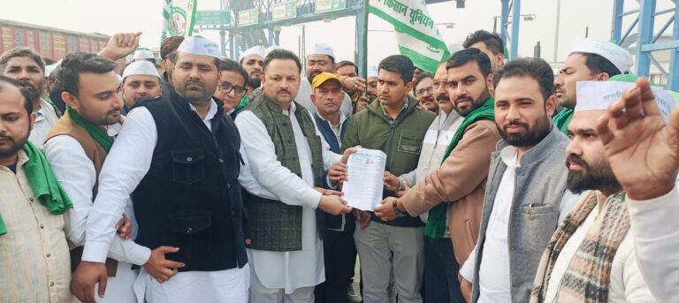 भाकियू तोमर का उग्र प्रदर्शन से जग्गाहेडी टोल से हटे दो कर्मचारी