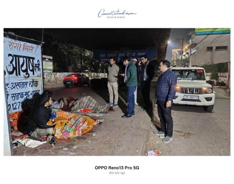 ठंड में खुले आसमान के नीचे सो रहे बेसहारा लोगों को एसडीएम ने अपनी गाडी से रेन बसेरा पहुंचाया