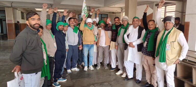 अनाधिकृत सीमन के विरोध में भाकियू अ. ने विकास भवन में  किया हंगामा