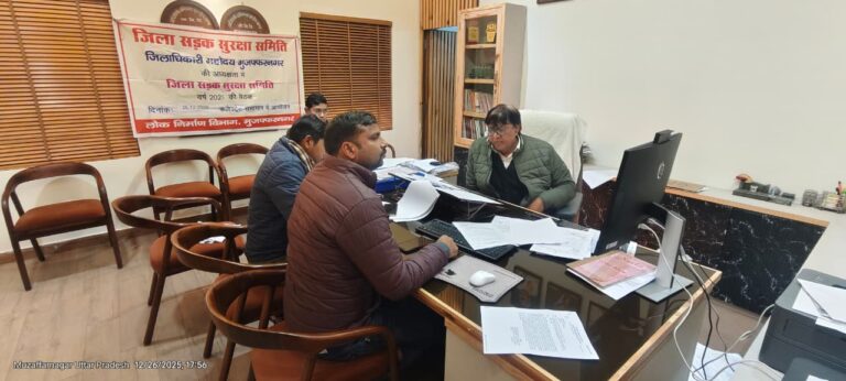 शहर में चल रही अवैध ई रिक्शाओं पर डीएम ने दिए कार्रवाई के आदेश