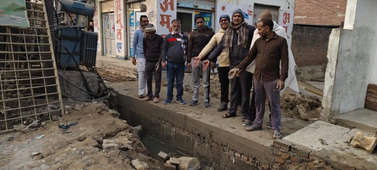 शाहबुद्दीनपुर रोड पर निर्माणाधीन नाला हुआ लीकेज, गुस्साए लोगों ने विरोध जताते हुए किया हंगामा, ठेकेदार पर लगाए गंभीर आरोप
