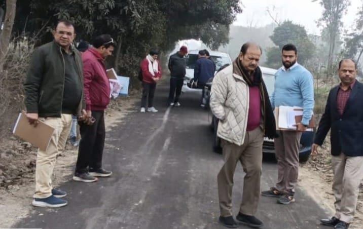 जांच रिपोर्ट शासन को जाने के बाद जागे सिंचाई विभाग के उच्चाधिकारी, सड़क का किया निरीक्षण
