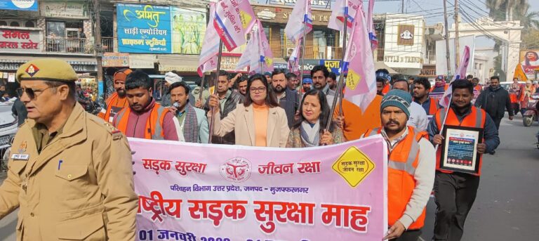 यातायात नियमों की जानकारी देने को सड़क पर उतरी चेयरपर्सन व पालिका टीम, निकाली जागरूकता रैली