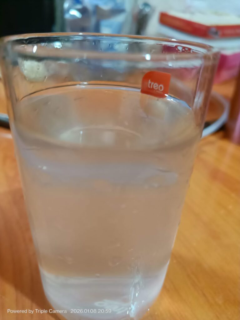 बिजली कर्मचारियों ने तोड दी पानी की पाइप लाइन, शहर की पेयजलापूर्ति हो गई दूषित