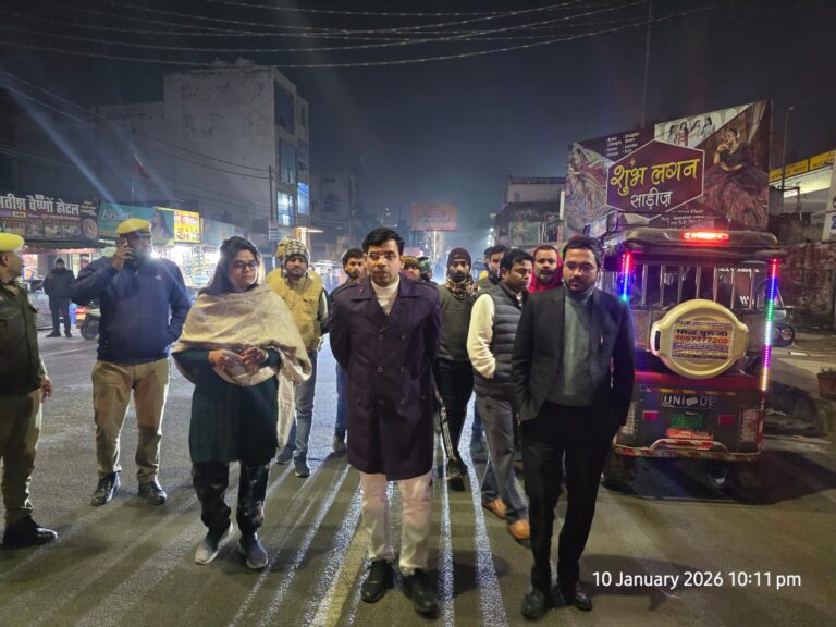 कडाके की ठंड में अलाव, रेन बसेरे की व्यवस्था परखने को एडीएम व ईओ उतरे सड़क पर