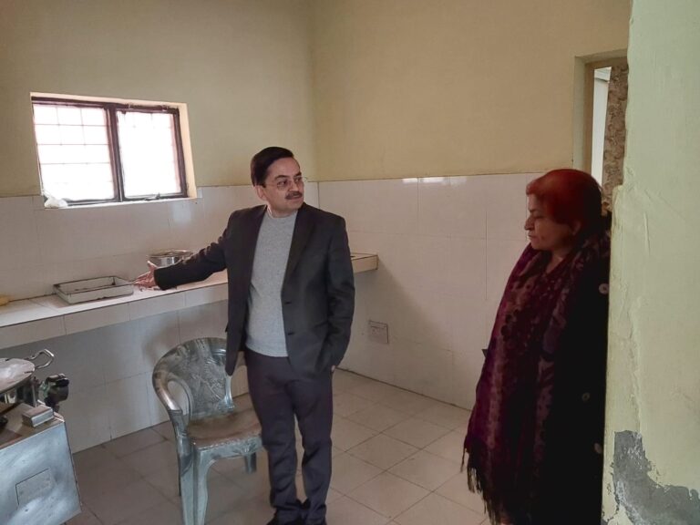 गंदगी देख भड़के सीएमओ, प्रभारी को कड़ी चेतावनी