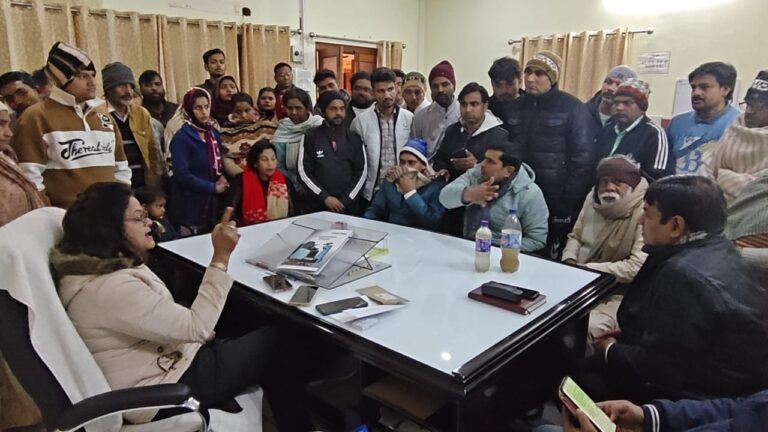 बोतल में दूषित पानी लेकर मोहल्लेवासी पहुंचे नगर पालिका, ईओ के समक्ष जताई नाराजगी