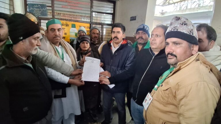 एआर कॉपरेटिव के खिलाफ भडके किसान, जमकर की नारेबाजी