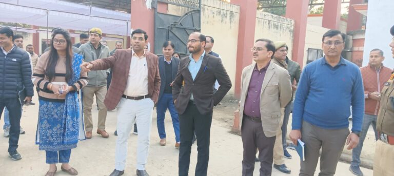 निरीक्षण करने पहुंचे दोनों अधिकारियों को करनी पड गई समीक्षा