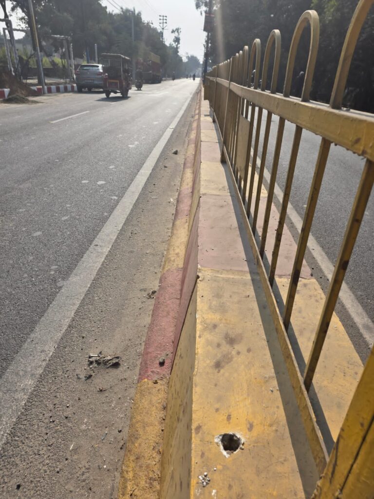 शहर में रोड सेफ्टी के लिए लगे कुछ रिफ्लेक्टर हो गए चोरी