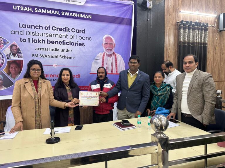 चेयरपर्सन व ईओ ने पीएम स्वनिधि योजना के लाभार्थियों को वितरित  किए ऋण प्रमाण पत्र