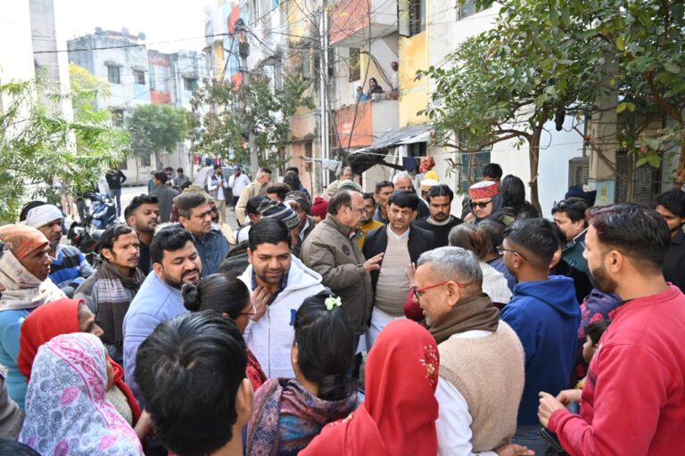 राज्यमंत्री को भीड ने घेरा और सुनाई अपनी पीडा