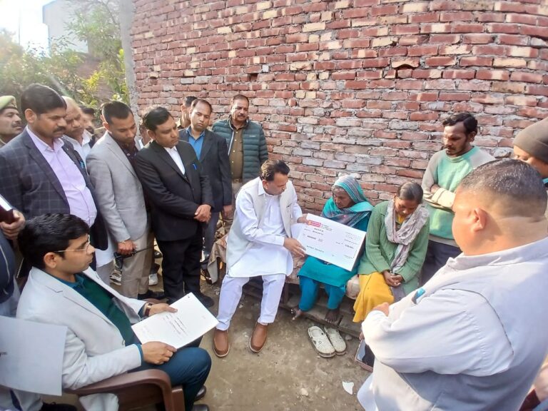 मृतक सोनू कश्पय के परिवार को मुख्यमंत्री कोष से  मिली पांच लाख की आर्थिक सहायता