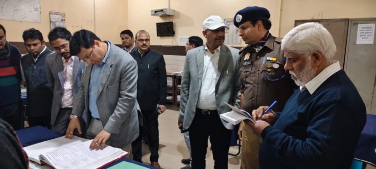 कमिश्नर ने कलेक्ट्रेट, तहसील सदर और नगर पालिका का किया निरीक्षण, पानी की जांच व सुधार के दिये आदेश