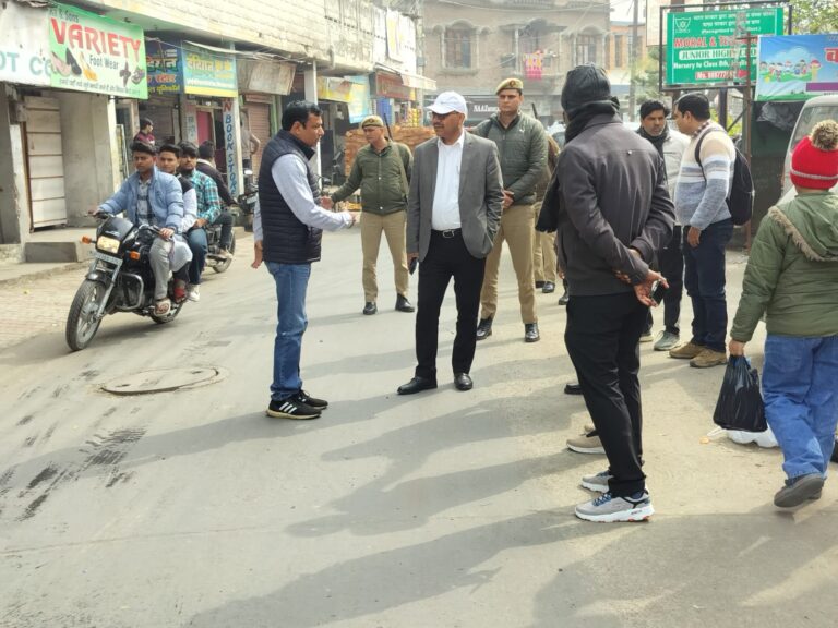 डीएम ने ठेकेदार को लगाई फटकार, भुगतान रोकने व ब्लैक लिस्ट करने के ईओ को दिए आदेश