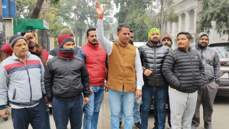 सफाई कर्मचारियों ने चुनाव कराने की मांग