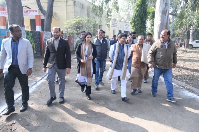 27 करोड़  से बनने जा रहे बहुआयामी ऑडिटोरियम का मंत्री कपिल देव अग्रवाल ने किया स्थल निरीक्षण