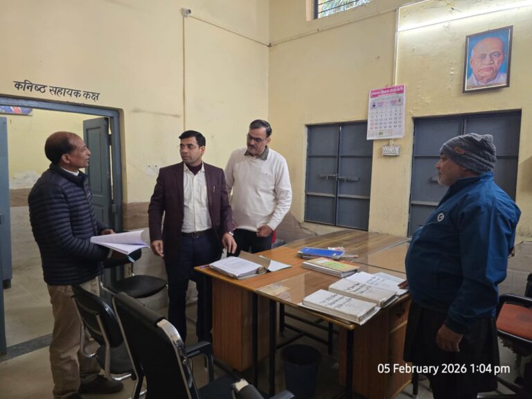 बघरा खंड विकास अधिकारी कार्यालय का एडीएम ने किया निरीक्षण