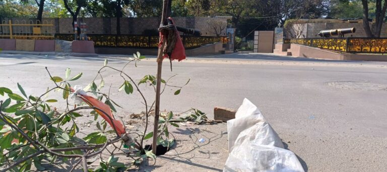 डीएम आवास के सामने बडी दुर्घटना होने से बाल-बाल टली