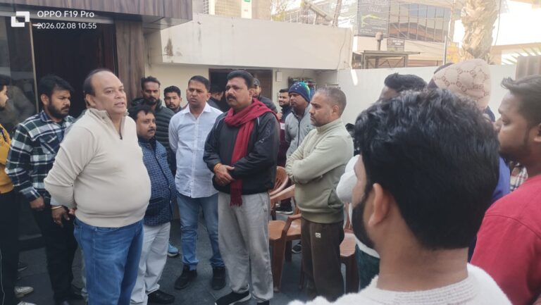 तीन माह से आउटसोर्स सफाई कर्मचारियाें को नहीं मिला वेतना, टूटा सब्र का बांध, चेयरपर्सन के आवास को घेरा