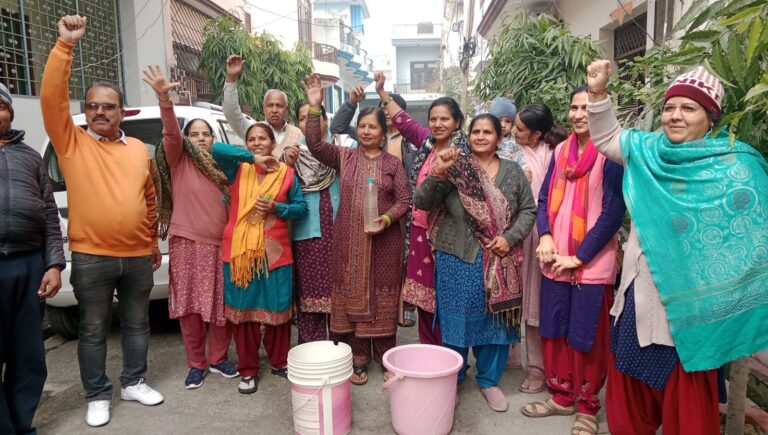 सात दिन से आ रहा दूषित और बदबूदार पानी, सड़क पर उतरे मोहल्लेवासी
