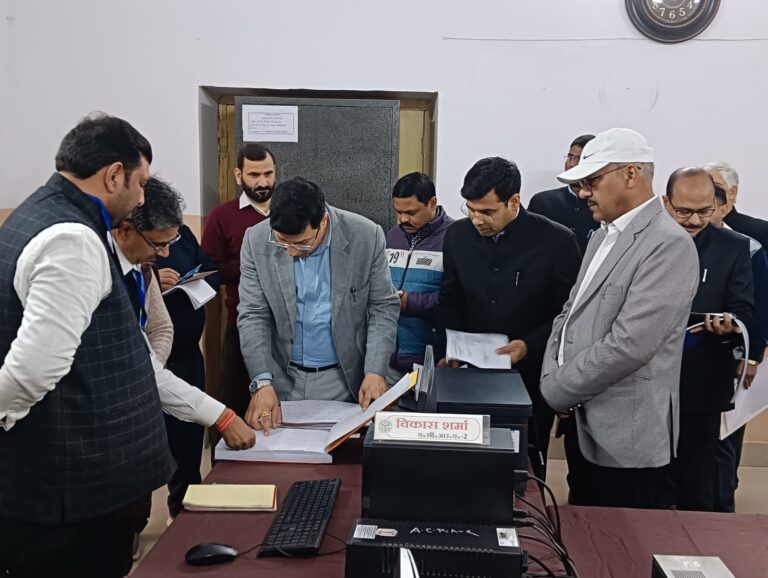 कुछ पत्रावली देख दंग रह गए कमिश्नर,  कार्यालय में लगे मिले जाले