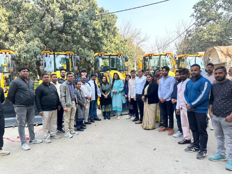 पालिका ने 2.10 करोड से खरीदी पांच जेसीबी मशीन का चेयरपर्सन ने किया लोकार्पण