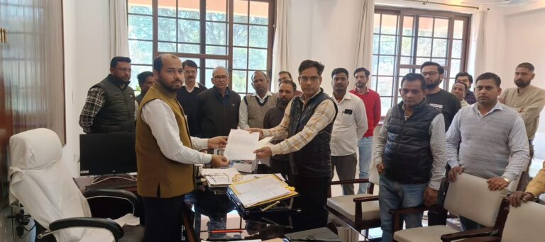 मुख्यालय पर नौकरी करने के लिए एक्सईएन ने रखी घटिया मानसिकता की शर्त, कर्मचारियो में बवाल, सीडीओ से शिकायत