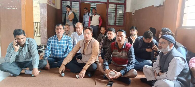 एसोसिएशन ने आरइडी कार्यालय बंद कर किया कार्य बहिष्कार, सीडीओ ने एक्सईएन से मांगा स्पष्टीकरण