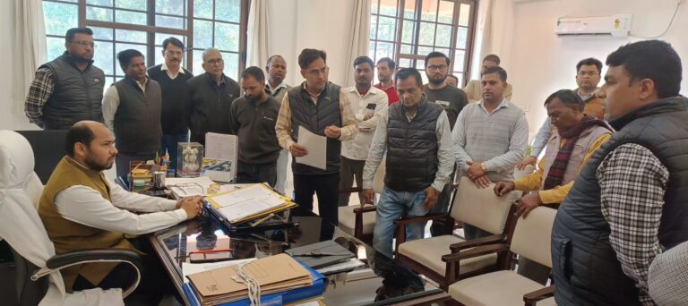 सीडीओ के आश्वासन पर धरना स्थगित, एक्सईएन पर विभागीय कार्रवाई शुरू, सीडीओ ने भेजा नोटिस