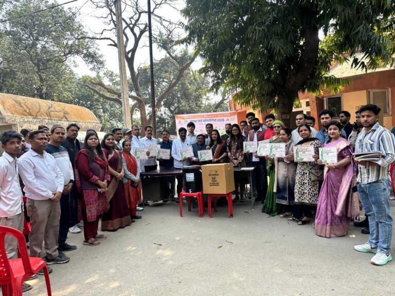 गीले कचरे से जैविक खाद बनाने को पालिका ने किया कंटेनर का वितरण