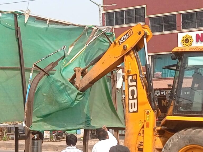 बुढाना रोड से पालिका की टीम ने उखाडे पांच अवैध होर्डिंग