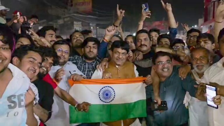 अहमदाबाद के मैदान पर न्यूज़ीलैंड को हराकर भारत ने रचा इतिहास, मुजफ्फरनगर में मना जश्न