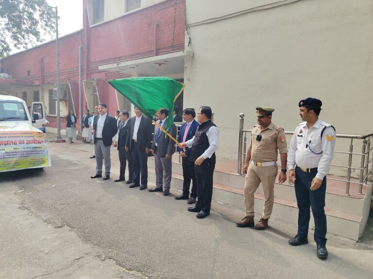जनपद न्यायाधीश, अध्यक्ष जिला विधिक सेवा प्राधिकरण ने रैली/प्रचार वाहन को हरी झण्डी दिखाकर किया शुभारंभ