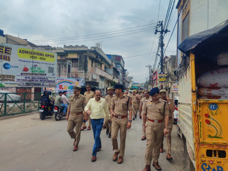 अलविदा जुम्मा, ईद व नवरात्र के दृष्टिगत एसपी सिटी व एडीएम प्रशासन ने पुलिस फोर्स के साथ निकाला फ्लैग मार्च