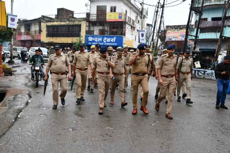 पुलिस ने निकाला फ्लैग मार्च, ईदगाह का किया निरीक्षण, धर्मगुरुओं से की वार्ता