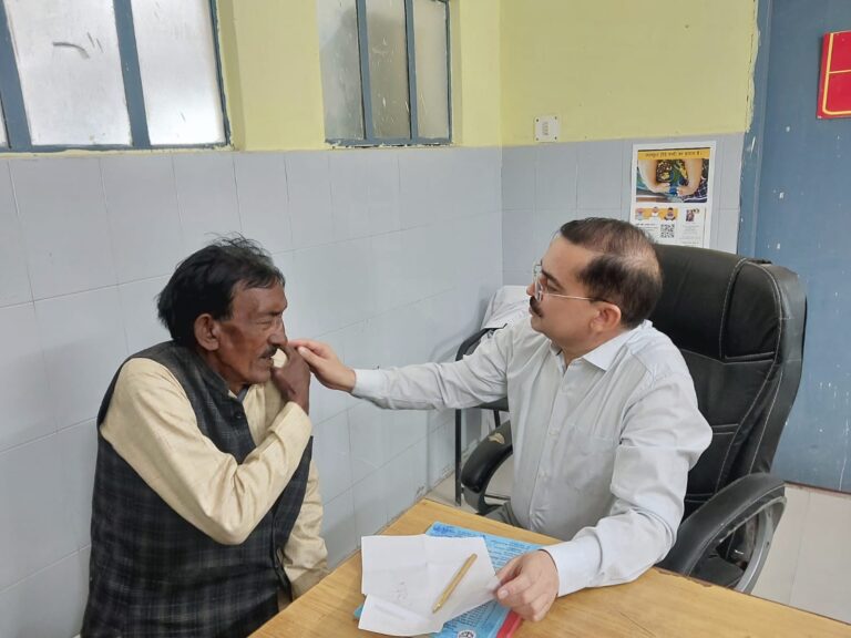 मुख्य चिकित्सा अधिकारी ने मरीजों को दिया चिकित्सकीय परामर्श